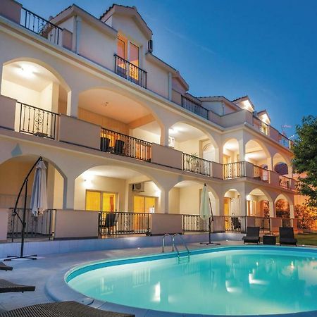 Amazing Apartment In Kastel Stafilic With Jacuzzi Каштела Экстерьер фото