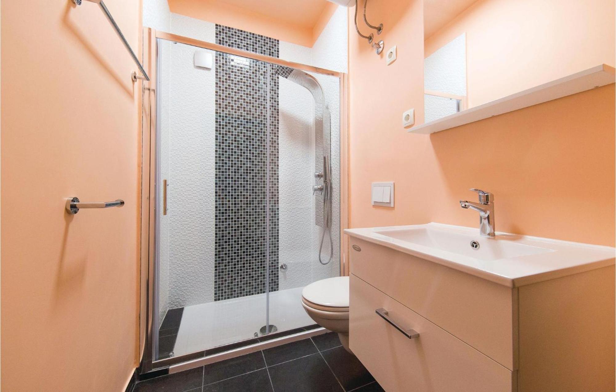 Amazing Apartment In Kastel Stafilic With Jacuzzi Каштела Экстерьер фото