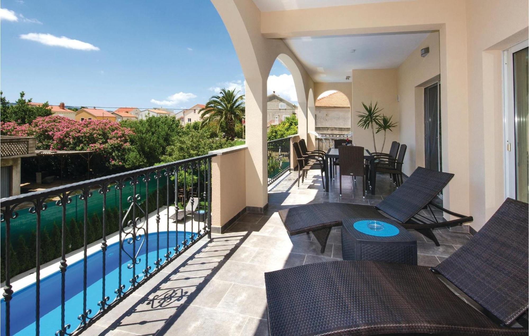 Amazing Apartment In Kastel Stafilic With Jacuzzi Каштела Экстерьер фото