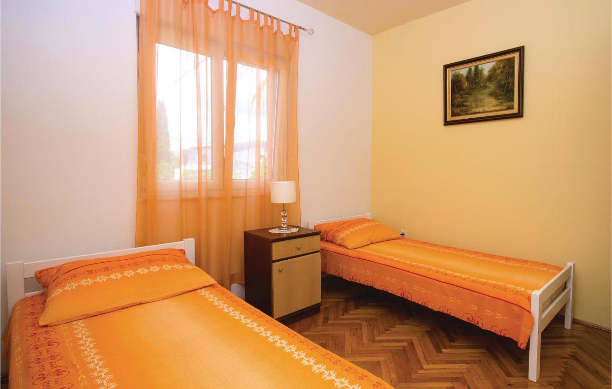 Amazing Apartment In Kastel Stafilic With Jacuzzi Каштела Экстерьер фото