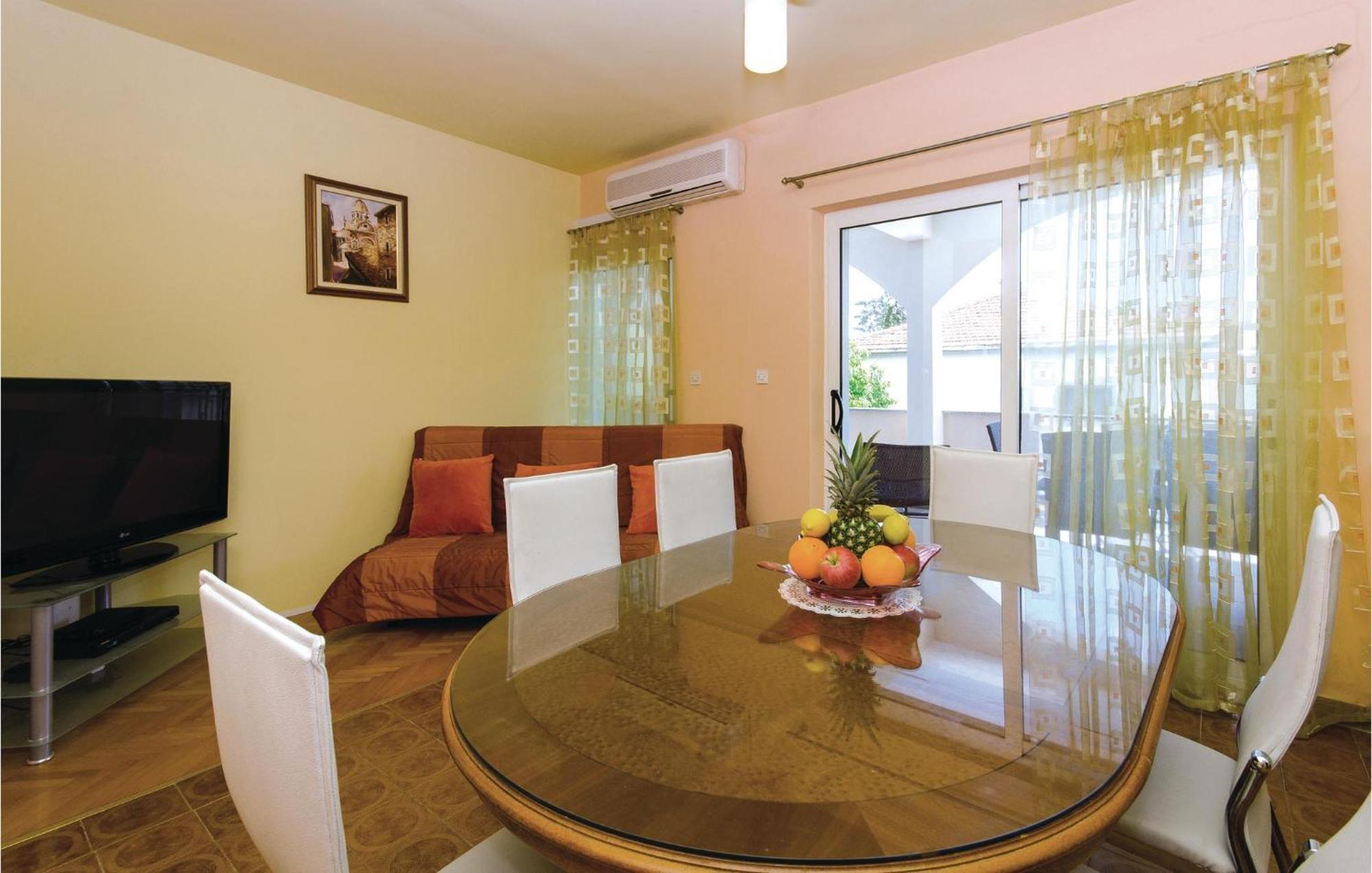 Amazing Apartment In Kastel Stafilic With Jacuzzi Каштела Экстерьер фото