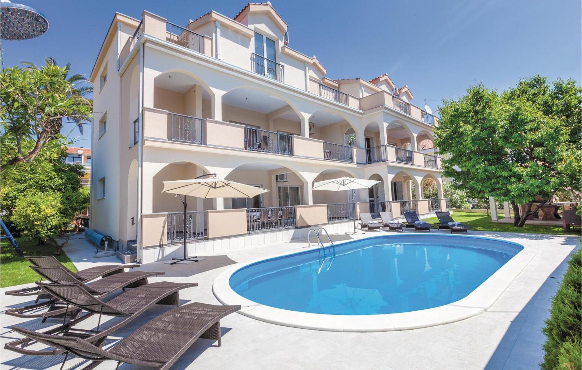 Amazing Apartment In Kastel Stafilic With Jacuzzi Каштела Экстерьер фото