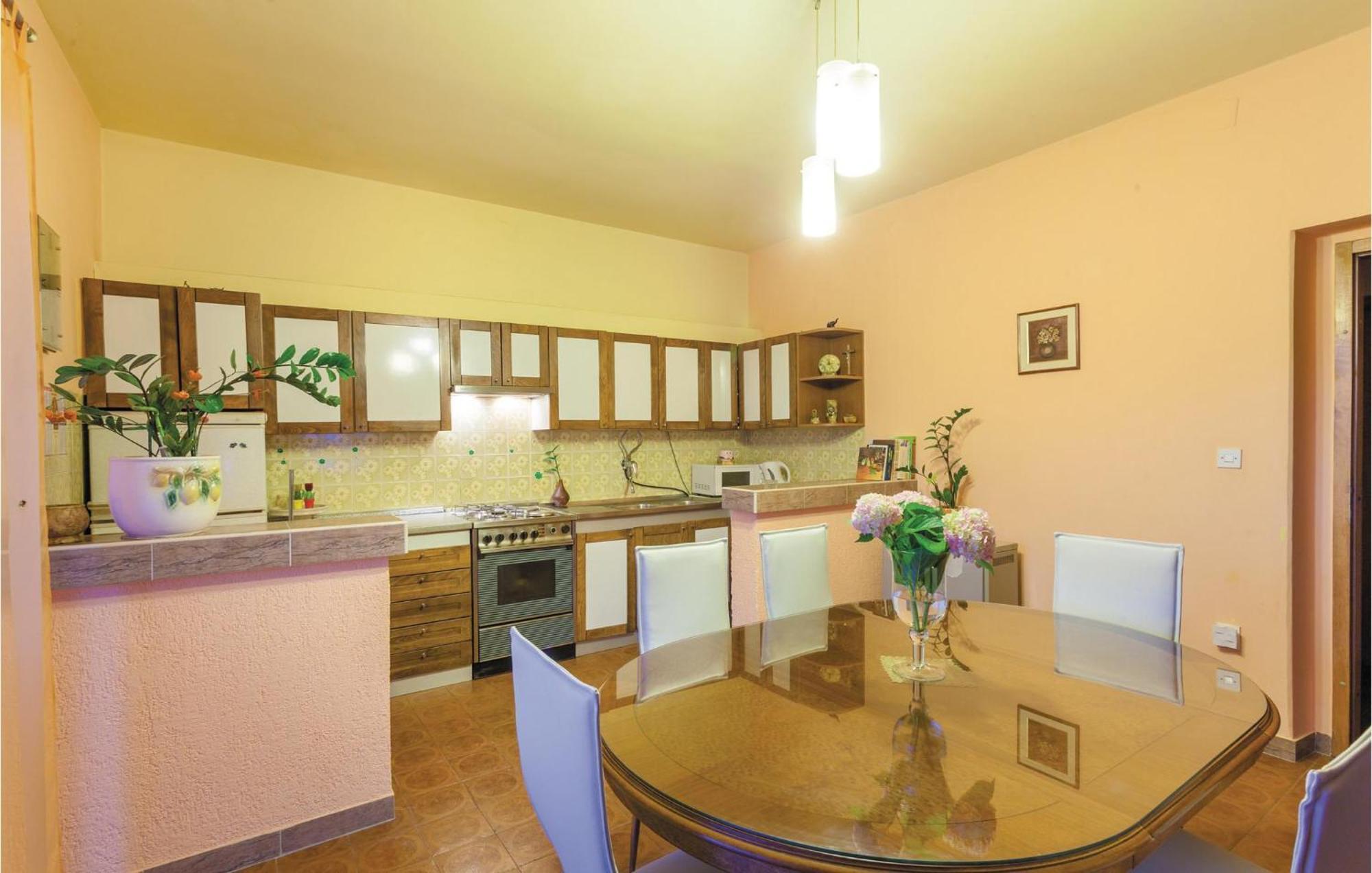 Amazing Apartment In Kastel Stafilic With Jacuzzi Каштела Экстерьер фото