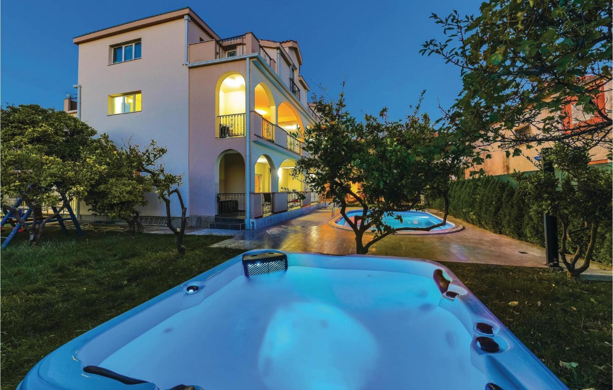 Amazing Apartment In Kastel Stafilic With Jacuzzi Каштела Экстерьер фото