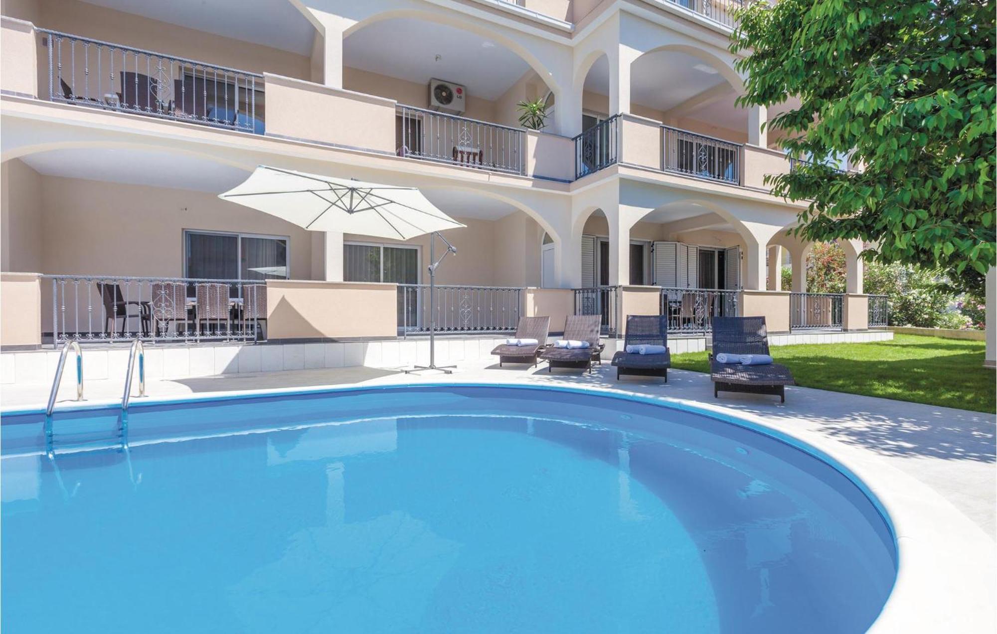Amazing Apartment In Kastel Stafilic With Jacuzzi Каштела Экстерьер фото