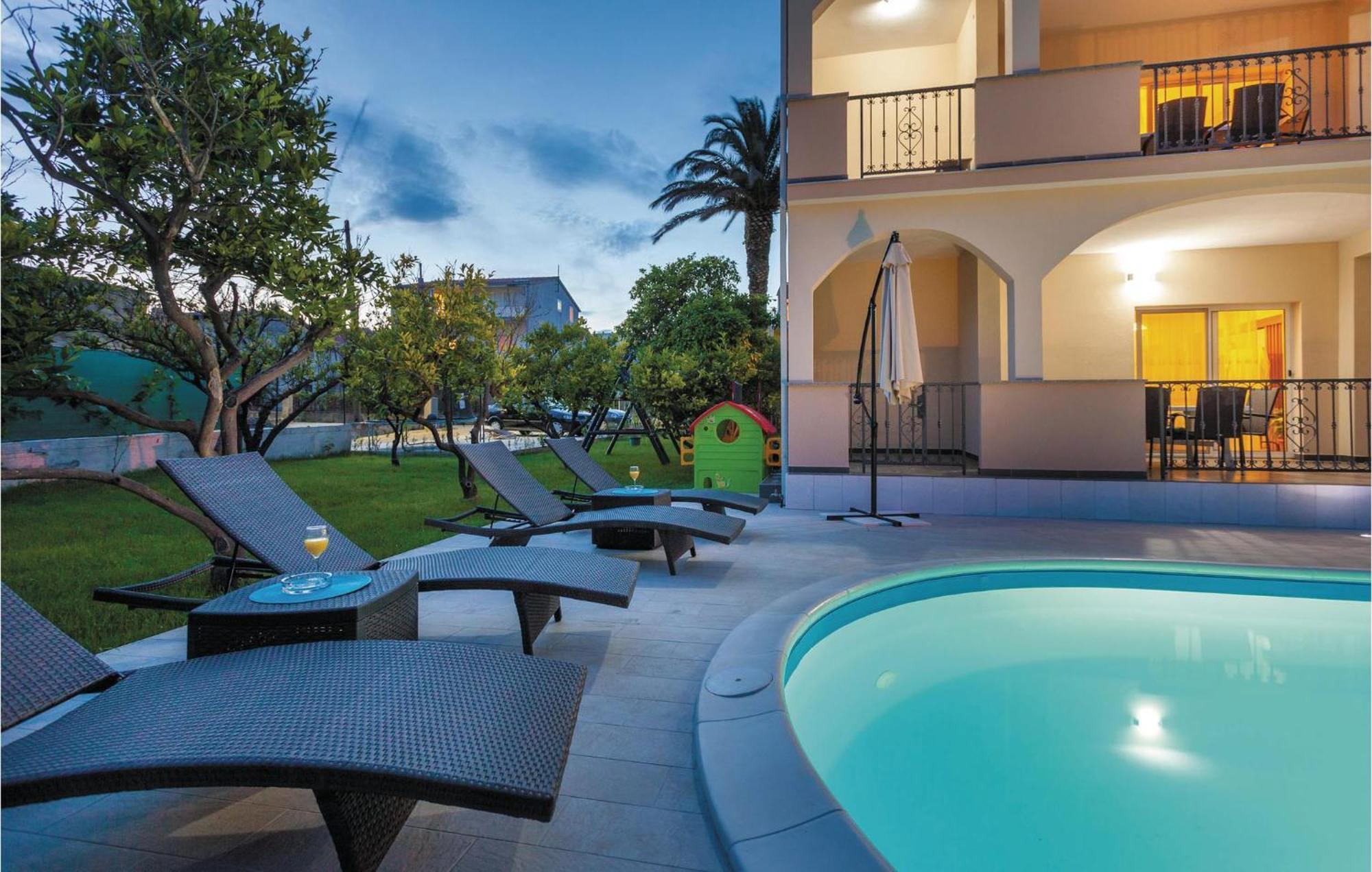 Amazing Apartment In Kastel Stafilic With Jacuzzi Каштела Экстерьер фото