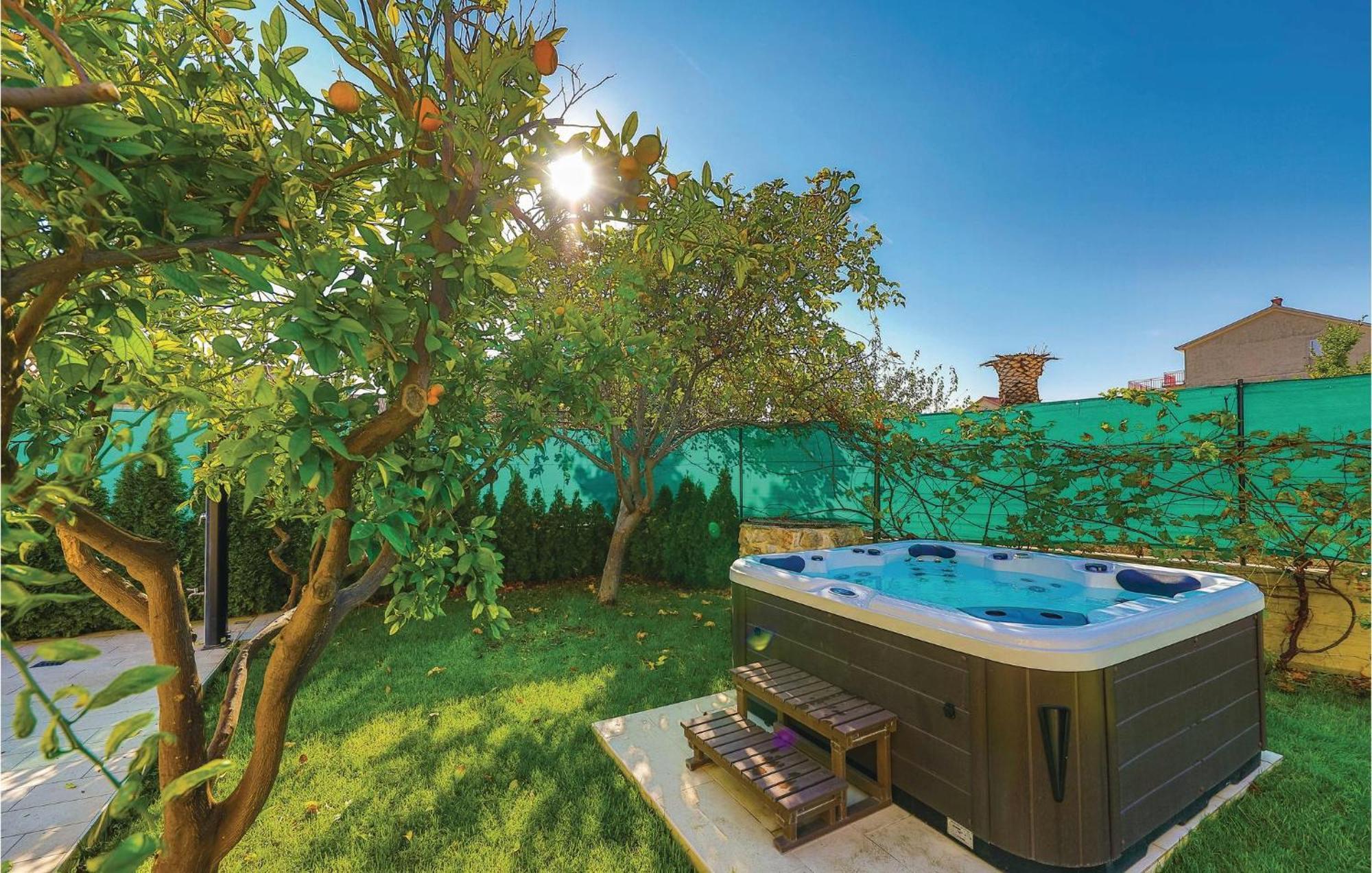 Amazing Apartment In Kastel Stafilic With Jacuzzi Каштела Экстерьер фото
