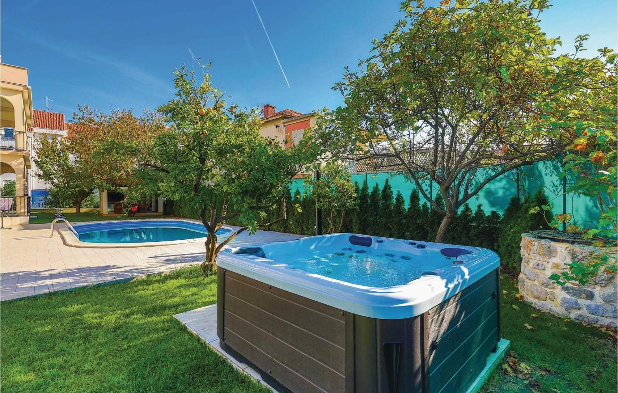 Amazing Apartment In Kastel Stafilic With Jacuzzi Каштела Экстерьер фото