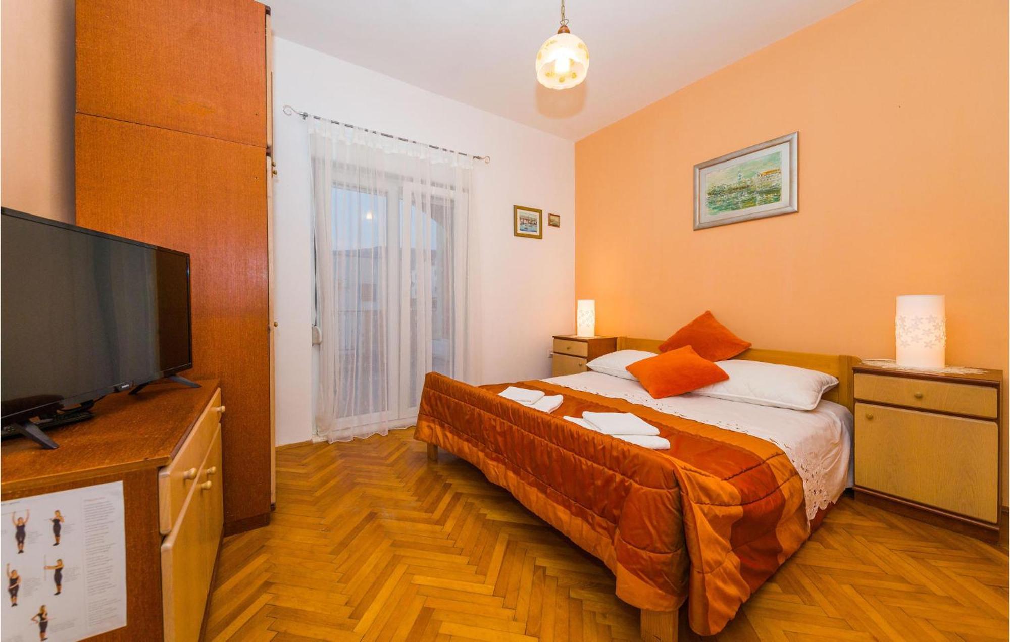 Amazing Apartment In Kastel Stafilic With Jacuzzi Каштела Экстерьер фото