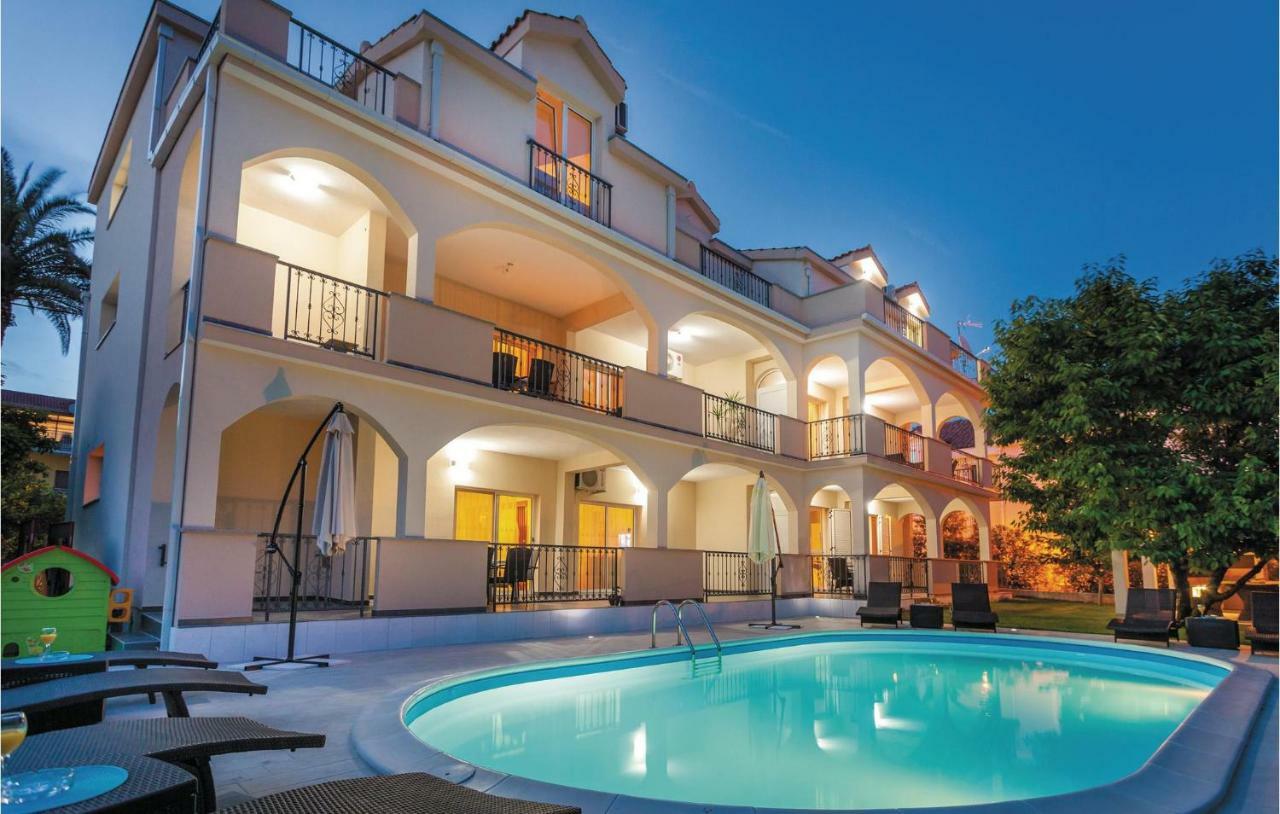 Amazing Apartment In Kastel Stafilic With Jacuzzi Каштела Экстерьер фото